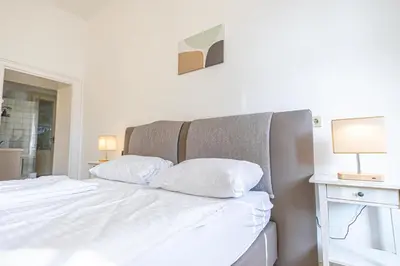 Ein Bett oder Betten in einem Zimmer der Unterkunft Charming 1BR Apartment Near Wiener Stadthalle