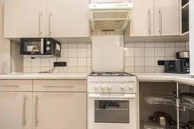 Küche/Küchenzeile in der Unterkunft Charming 1BR Apartment Near Wiener Stadthalle