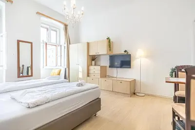 Ein Bett oder Betten in einem Zimmer der Unterkunft Charming 1BR Apartment Near Wiener Stadthalle