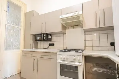 Küche/Küchenzeile in der Unterkunft Charming 1BR Apartment Near Wiener Stadthalle
