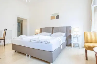Ein Bett oder Betten in einem Zimmer der Unterkunft Charming 1BR Apartment Near Wiener Stadthalle
