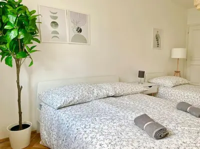 Ein Bett oder Betten in einem Zimmer der Unterkunft 110m2 Stylish 4 Bedroom Apartment