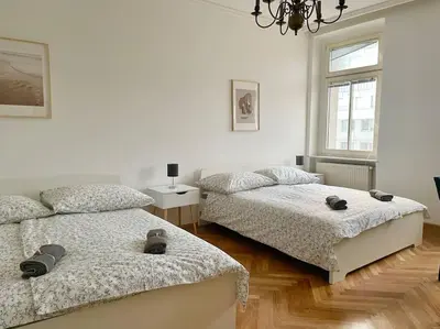 Ein Bett oder Betten in einem Zimmer der Unterkunft 110m2 Stylish 4 Bedroom Apartment