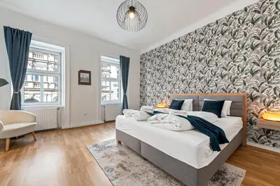 Ein Bett oder Betten in einem Zimmer der Unterkunft Rochus-Market City Apartment is calling - by 4ty3 Apartments