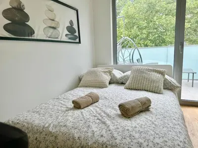 Ein Bett oder Betten in einem Zimmer der Unterkunft Rooftop Apartment with Balcony & Free Parking