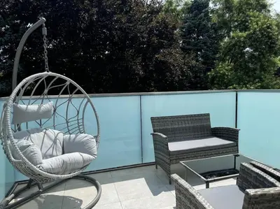 Ein Balkon oder eine Terrasse in der Unterkunft Rooftop Apartment with Balcony & Free Parking