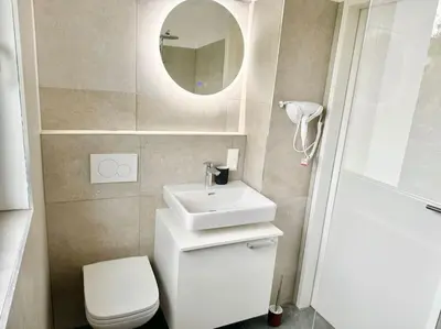 Ein Badezimmer in der Unterkunft Rooftop Apartment with Balcony & Free Parking