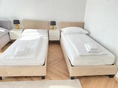 Ein Bett oder Betten in einem Zimmer der Unterkunft Joop Deluxe-Free Garage,Near Schönbrunn Palace