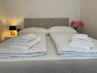 Ein Bett oder Betten in einem Zimmer der Unterkunft Joop Deluxe-Free Garage,Near Schönbrunn Palace