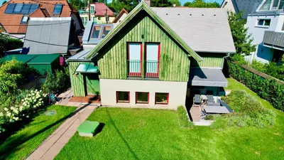 Das Gebäude in dem sich das Ferienhaus befindet