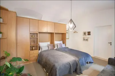 Ein Bett oder Betten in einem Zimmer der Unterkunft Süßes Apartment nähe Volkstheater