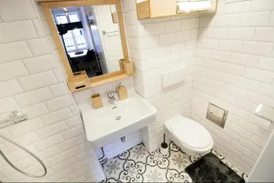 Ein Badezimmer in der Unterkunft Süßes Apartment nähe Volkstheater