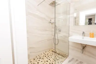 Ein Badezimmer in der Unterkunft 5 beds 2 bedrooms top apart in vienna's heart