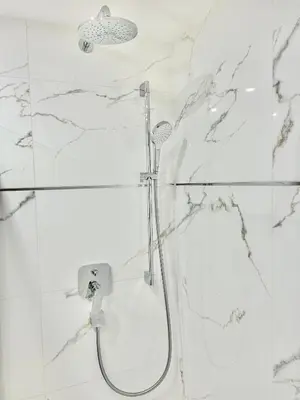 Ein Badezimmer in der Unterkunft Brand New Central & Modern Apartment