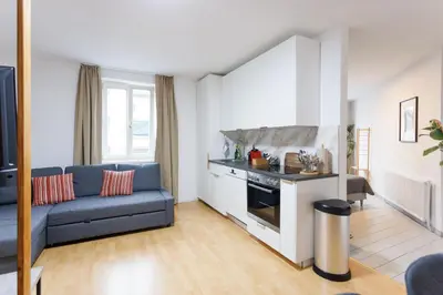 Küche/Küchenzeile in der Unterkunft Cozy Family & Group Apartment - 15 min to Center