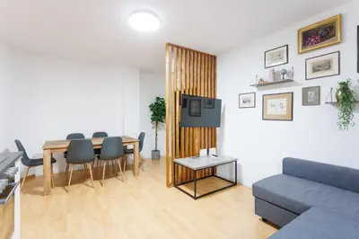Ein Sitzbereich in der Unterkunft Cozy Family & Group Apartment - 15 min to Center