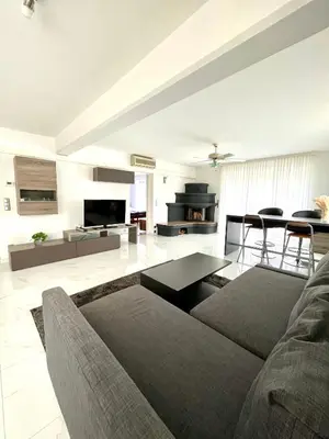 Ein Sitzbereich in der Unterkunft Luxuriöses Apartment mit Pool