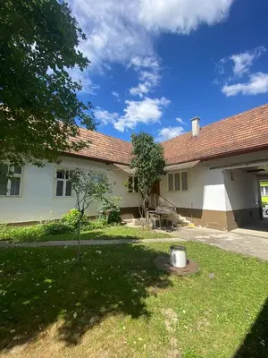 Das Gebäude in dem sich das Ferienhaus befindet