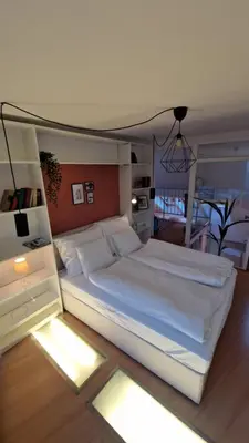 Ein Bett oder Betten in einem Zimmer der Unterkunft Drews Shelter - Charming Apartment