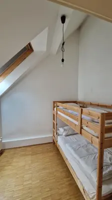Ein Bett oder Betten in einem Zimmer der Unterkunft Drews Shelter - Charming Apartment