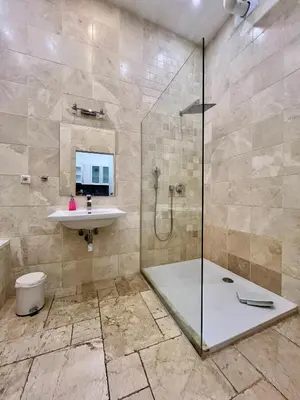 Ein Badezimmer in der Unterkunft REMA Apartments 1080