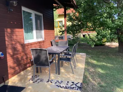Ein Garten an der Unterkunft Familienparadies am Stadtrand