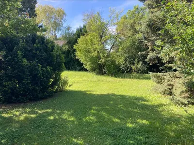 Ein Garten an der Unterkunft Familienparadies am Stadtrand