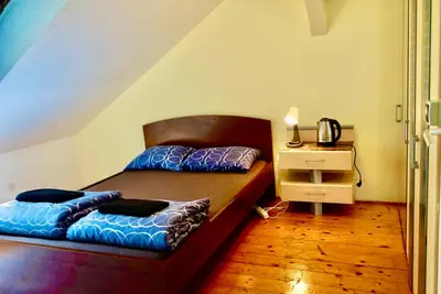 Ein Sitzbereich in der Unterkunft U6 schofwrk hostel
