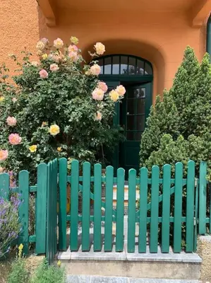 Ein Garten an der Unterkunft Villa guest suite near Vienna