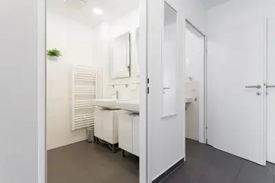 Ein Badezimmer in der Unterkunft Spacious Group Apartment with Balcony
