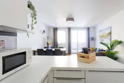 Küche/Küchenzeile in der Unterkunft Spacious Group Apartment with Balcony