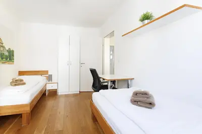 Ein Bett oder Betten in einem Zimmer der Unterkunft Spacious Group Apartment with Balcony
