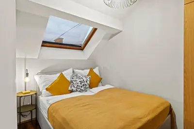 Ein Bett oder Betten in einem Zimmer der Unterkunft Spacious Apartment next to Shopping Mall