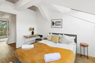 Ein Bett oder Betten in einem Zimmer der Unterkunft Spacious Apartment next to Shopping Mall