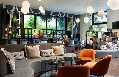 Ein Sitzbereich in der Unterkunft Leonardo Hotel Vienna Hauptbahnhof
