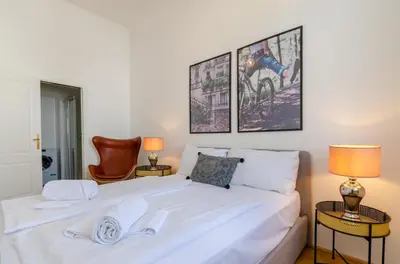 Ein Bett oder Betten in einem Zimmer der Unterkunft Charming Historical Apartments Near City Centre