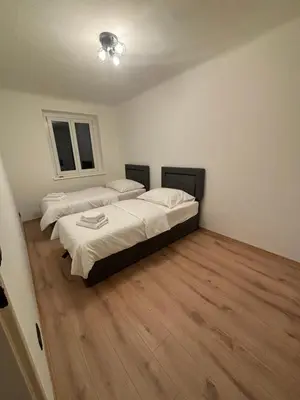 Ein Bett oder Betten in einem Zimmer der Unterkunft Cozy 2-Bedroom Retreat Near Subway and City Center