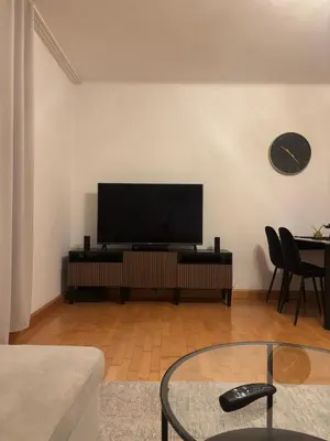 TV/Unterhaltungsangebot in der Unterkunft Cozy 2-Bedroom Retreat Near Subway and City Center
