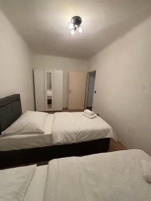 Ein Bett oder Betten in einem Zimmer der Unterkunft Cozy 2-Bedroom Retreat Near Subway and City Center