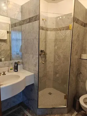 Ein Badezimmer in der Unterkunft Hotel Viki