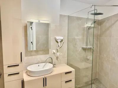 Ein Badezimmer in der Unterkunft ASP Modern Apartments with Balcony & Free Parking
