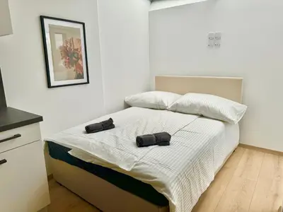 Ein Bett oder Betten in einem Zimmer der Unterkunft ASP Modern Apartments with Balcony & Free Parking
