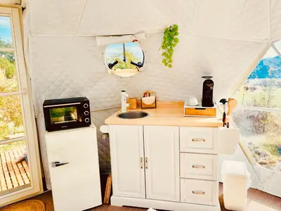 Küche/Küchenzeile in der Unterkunft Glamping Hohe Wand - Kuppelzelt 