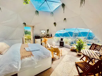 Ein Bett oder Betten in einem Zimmer der Unterkunft Glamping Hohe Wand - Kuppelzelt 