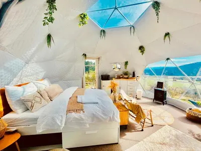 Ein Bett oder Betten in einem Zimmer der Unterkunft Glamping Hohe Wand - Kuppelzelt 