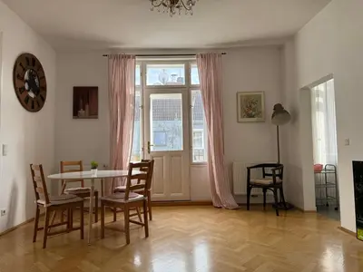 Ein Sitzbereich in der Unterkunft cozy apartment near Schönbrunn 17