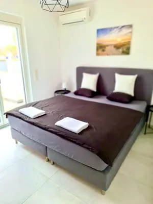 Ein Bett oder Betten in einem Zimmer der Unterkunft Apartments C'EST LA SEA - Whirlpool-Suite oder Dachterrassen-Suite - Pets welcome