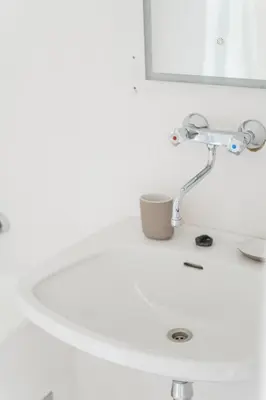 Ein Badezimmer in der Unterkunft New renovated apartment at Hauptbahnhof