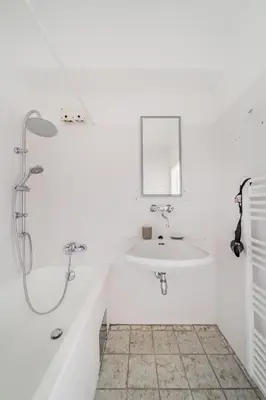 Ein Badezimmer in der Unterkunft New renovated apartment at Hauptbahnhof