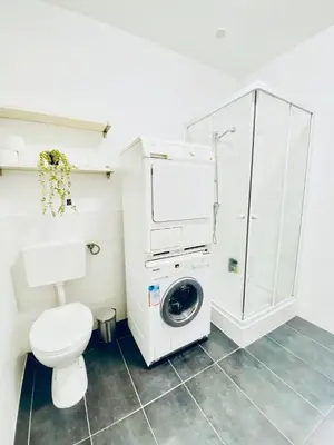Ein Badezimmer in der Unterkunft Comfy Private Rooms in 3BR Apartment Near Währinger Park